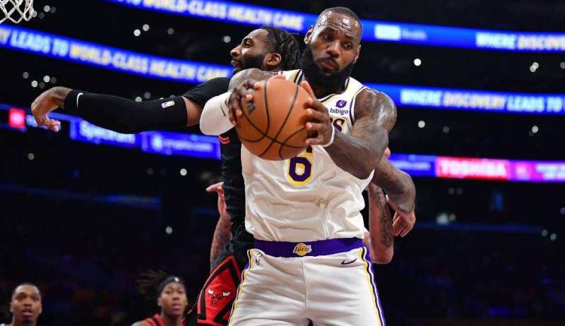 LeBron James abre mão de cirurgia e volta a jogar depois de um mês