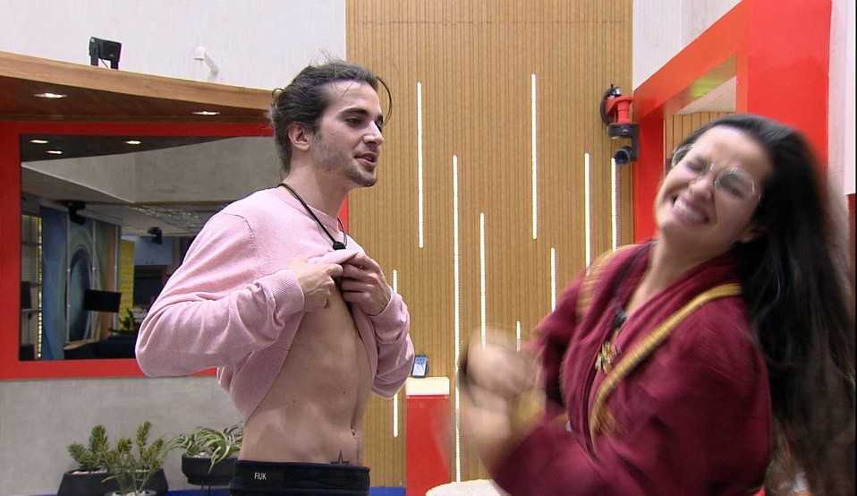 BBB 21: Juliette beija mamilo de Fiuk em brincadeira e o cantor dispara: ‘Vou dormir com você hoje’