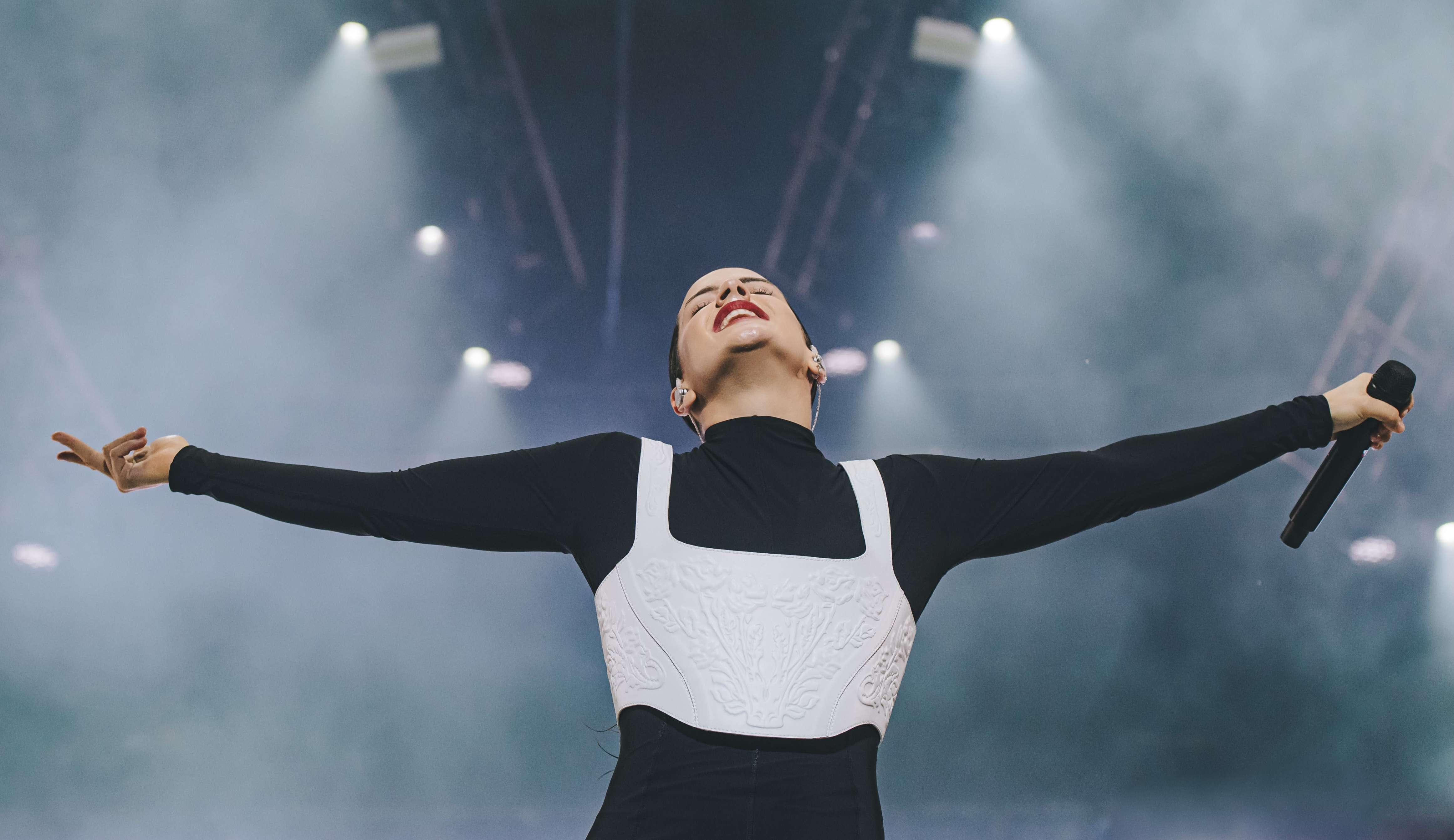 Rosalía marca último dia do Lolla com show inovador