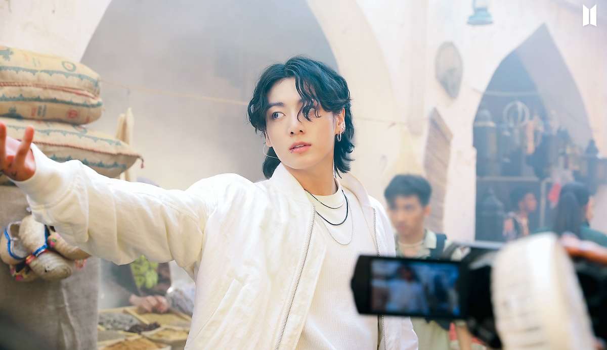 Jungkook, do BTS, bate recorde de plays no Spotify