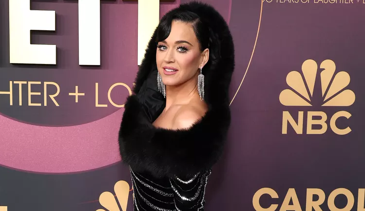 Katy Perry diz estar sóbria há cinco semanas