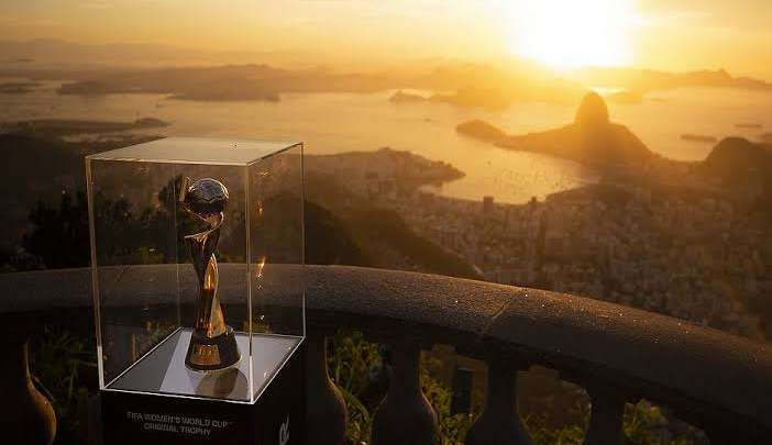 Taça da Copa do Mundo Feminina é exibida no Cristo Redentor