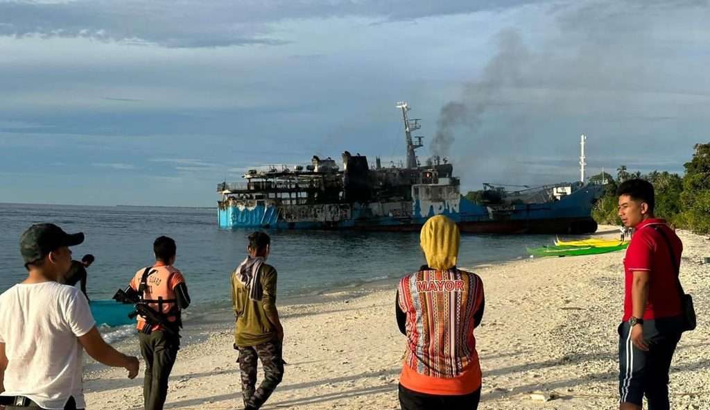 Balsa pega fogo na Filipinas e bebê de 6 meses está entre os 31 mortos