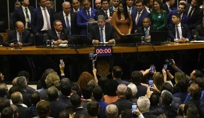 Cinco partidos se unem e criam maior bloco da Câmara, com 142 deputados