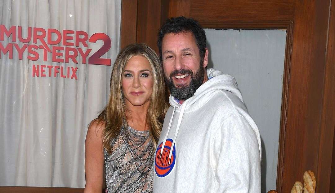 Adam Sandler expõe um momento embaraçoso durante uma cena de beijo com Jennifer Aniston