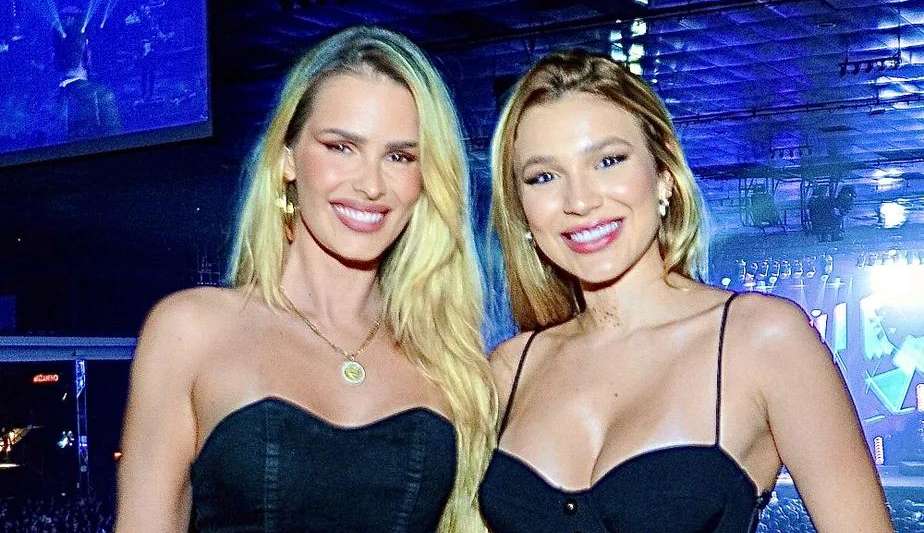 Amigas, Yasmin Brunet e Bruna Santana, irmã de Luan, vão a show juntas