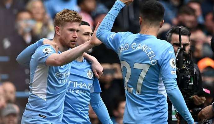 Manchester City goleia o Liverpool e continua na briga pelo título inglês