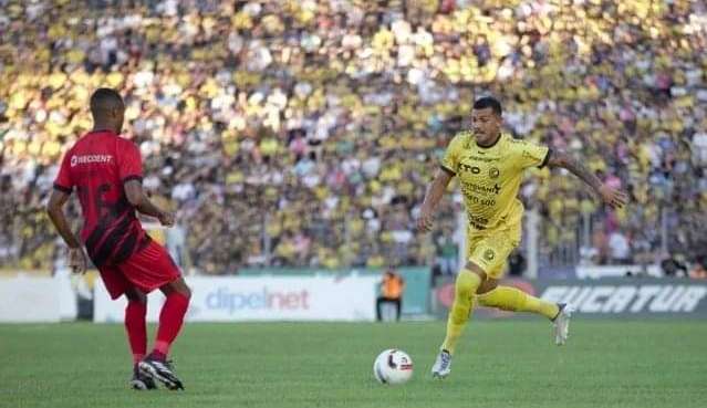 Athletico vence FC Cascavel com gol de pênalti nos acréscimos