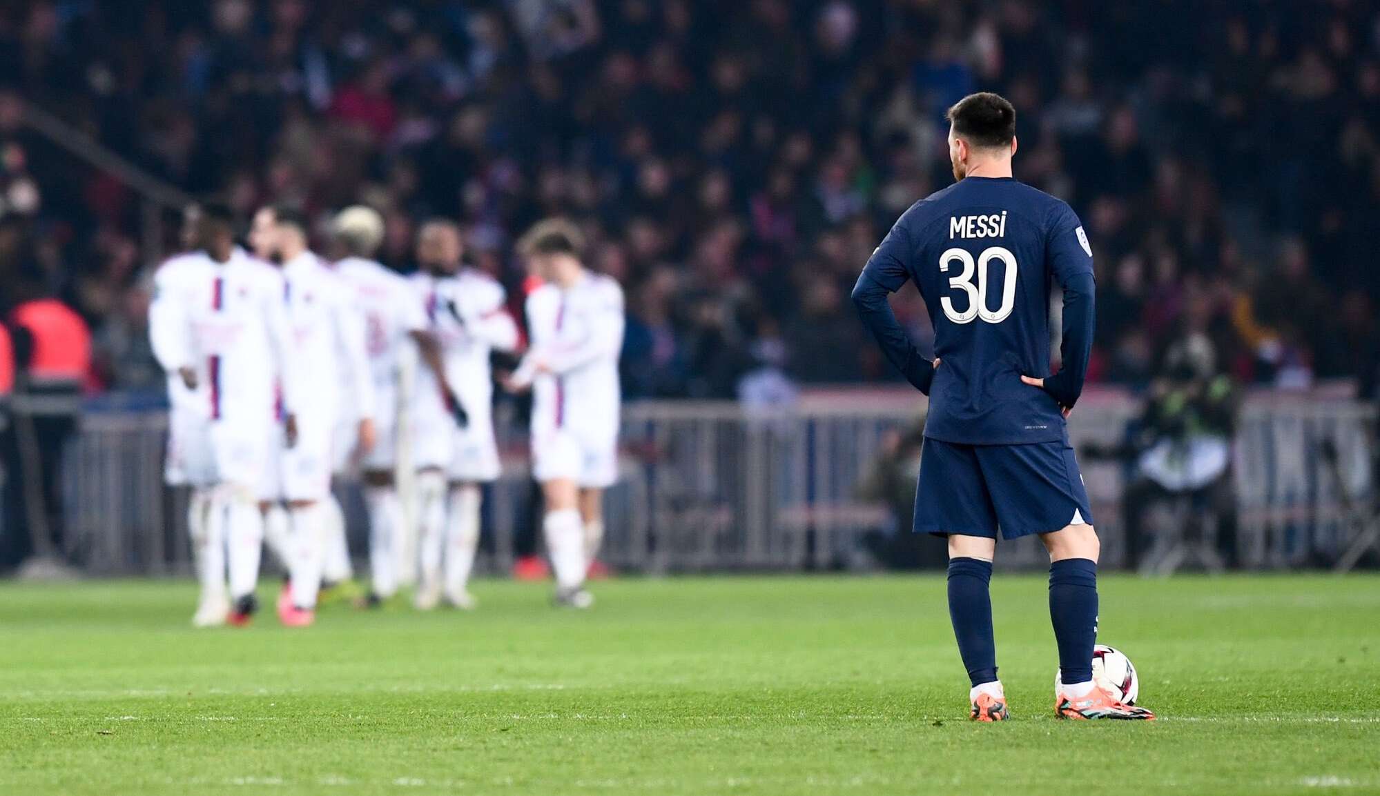 Mbappé e Messi têm partida discreta e PSG é derrotado pelo Lyon