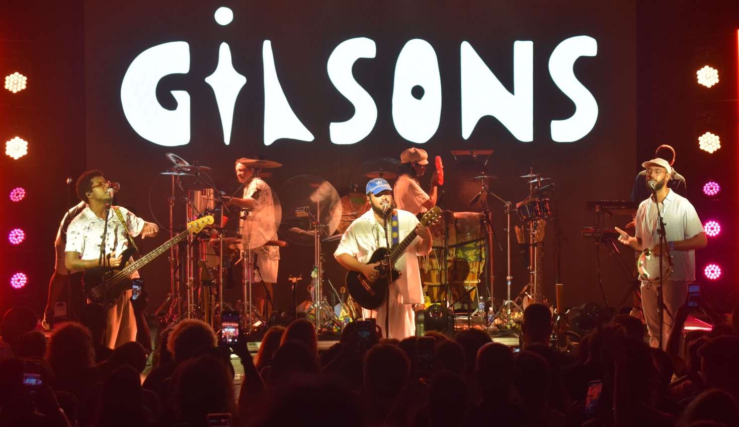Tim Music Noites Cariocas: Gilsons agitam público ao som de reggae e MPB