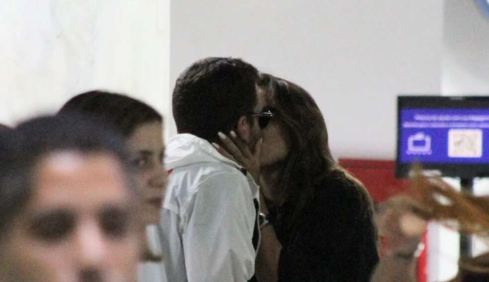 Rafa Kalimann faz 30 anos e é flagrada com o novo affair no aeroporto do Rio de Janeiro.