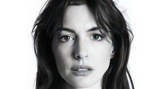 Anne Hathaway é anunciada como a nova estrela da “Versace Icons Collection”