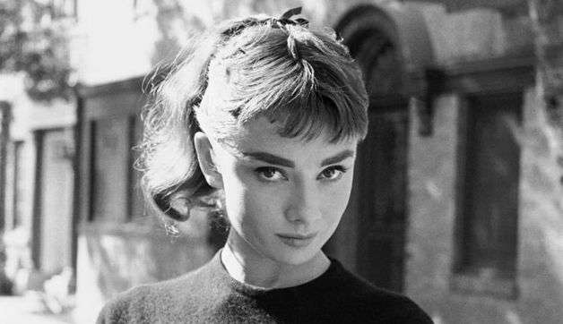 Audrey Hepburn continua sendo ícone da moda em referências de séries e filmes