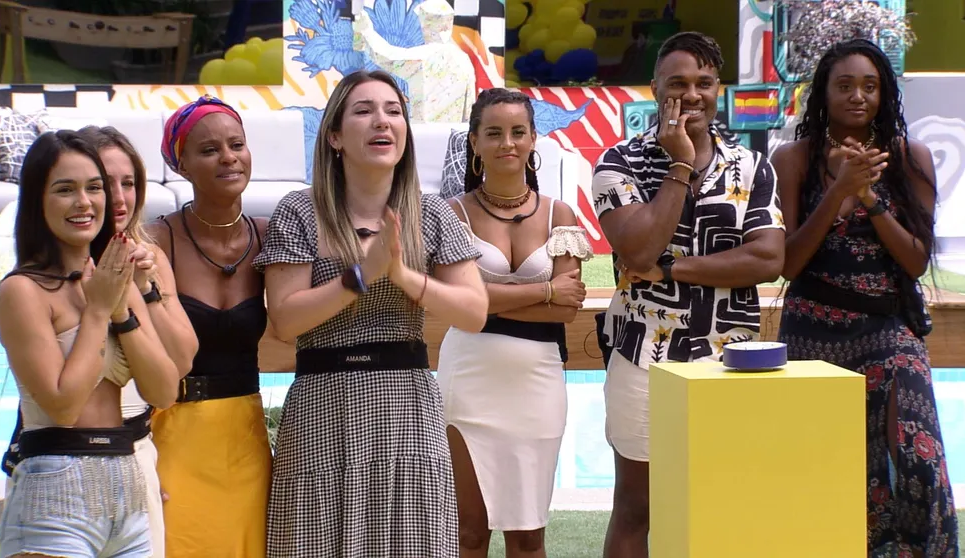 Em reta final de jogo, brothers se emocionam com mensagens enviadas por familiares