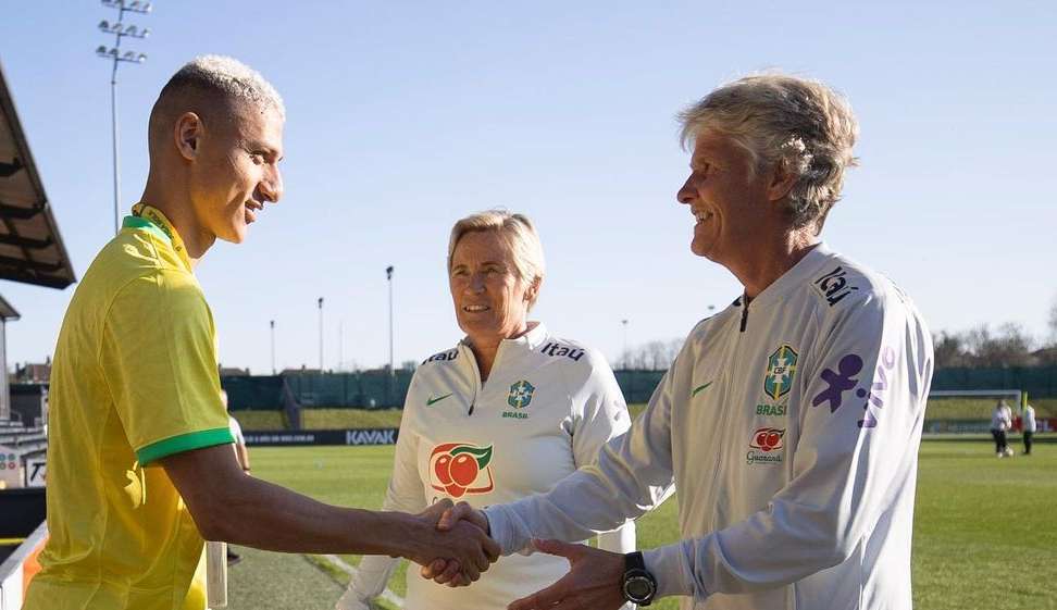 Seleção Brasileira Feminina recebe visita de Richarlison dias antes da Finalíssima