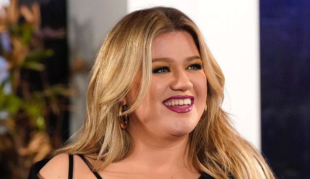Kelly Clarkson posta prévia de novo single “Mine”
