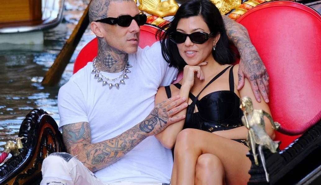 Kourtney Kardashian divulga fotos curiosas com Travis Barker em aniversário de casamento