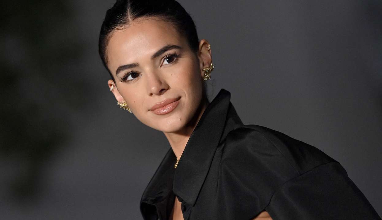 Bruna Marquezine participa de divulgação filme internacional com vestido deslumbrante
