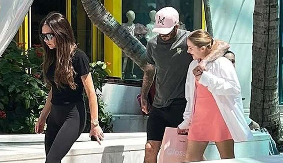 David Beckham passeia abraçado com a filha, e seriedade de Victoria rouba a cena