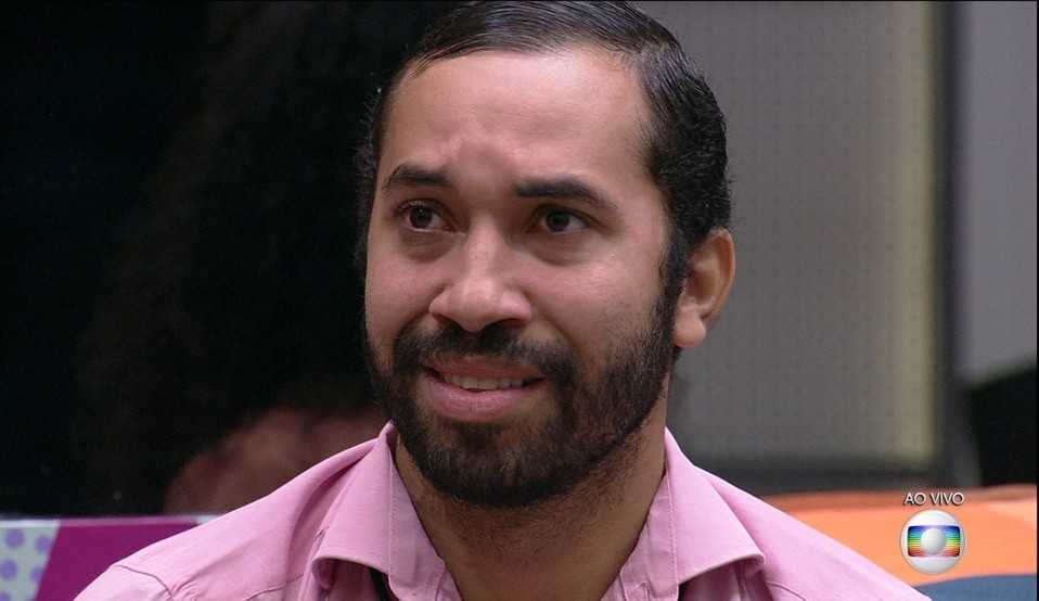 Gilberto, último eliminado do reality, fica emocionado ao reencontrar sua mãe