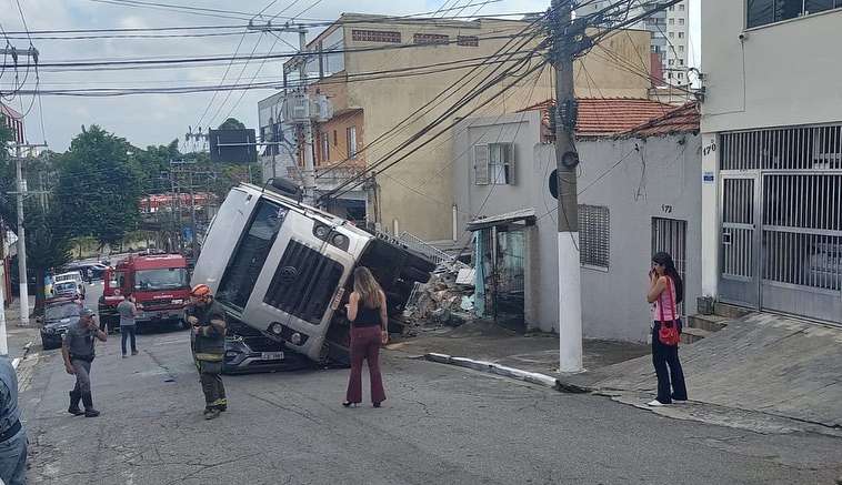 Caminhão tomba sobre carros na zona leste de São Paulo
