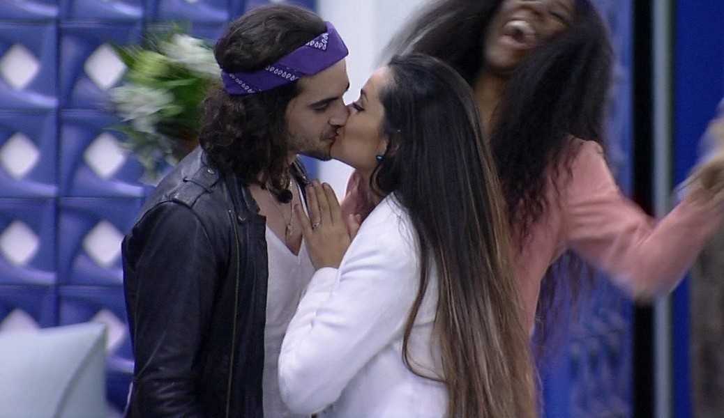BBB 21: Juliette e Fiuk se ‘casam’ e comemoram a ocasião com um beijo