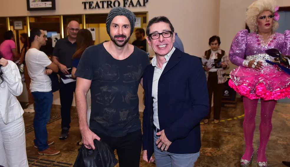 Cassio Scapin é flagrado com namorado em estreia de peça em São Paulo