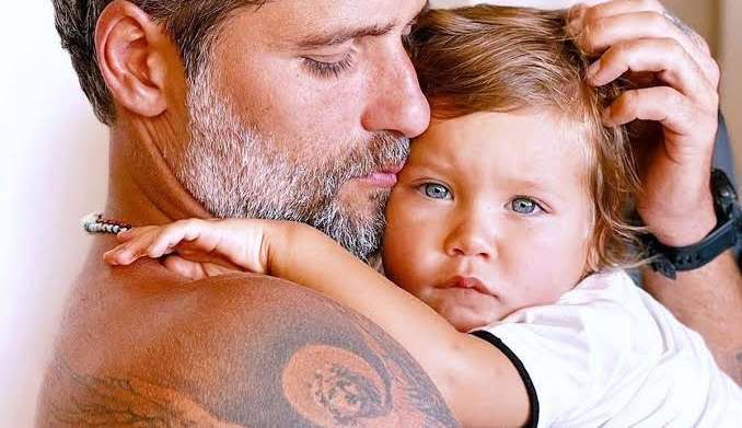 Bruno Gagliasso busca filho na escola em carro de brinquedo