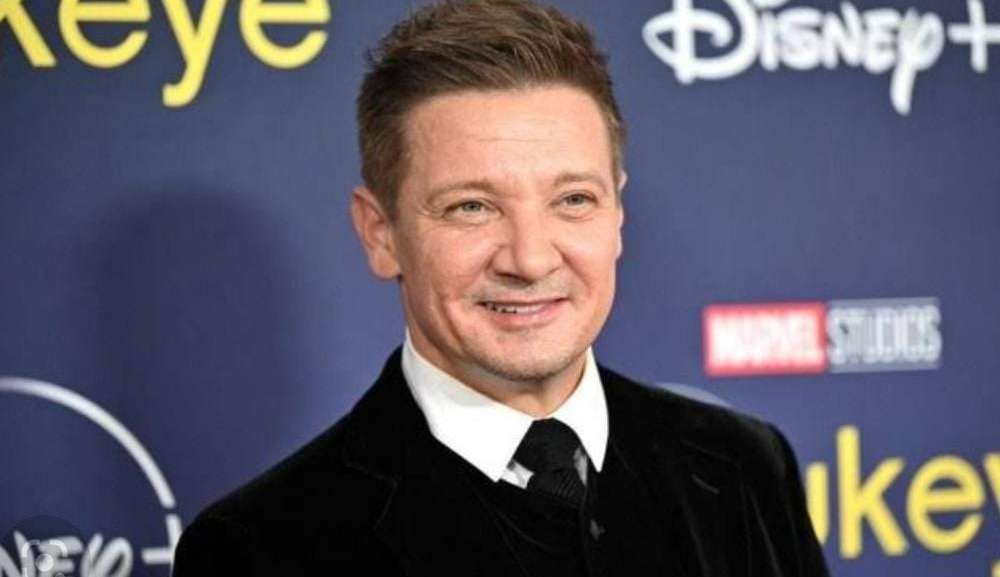 Jeremy Renner em recuperação de acidente, passeia com a família