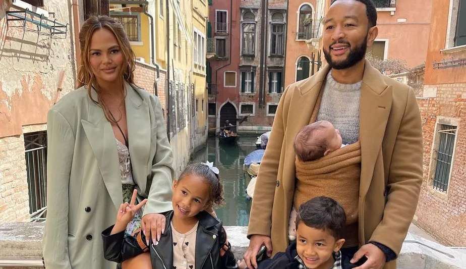 Chrissy Teigen e John Legend visitam Veneza e relembram início da relação