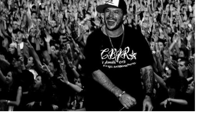 Homenagens ao Chorão são realizadas no dia que o cantor celebraria 53 anos