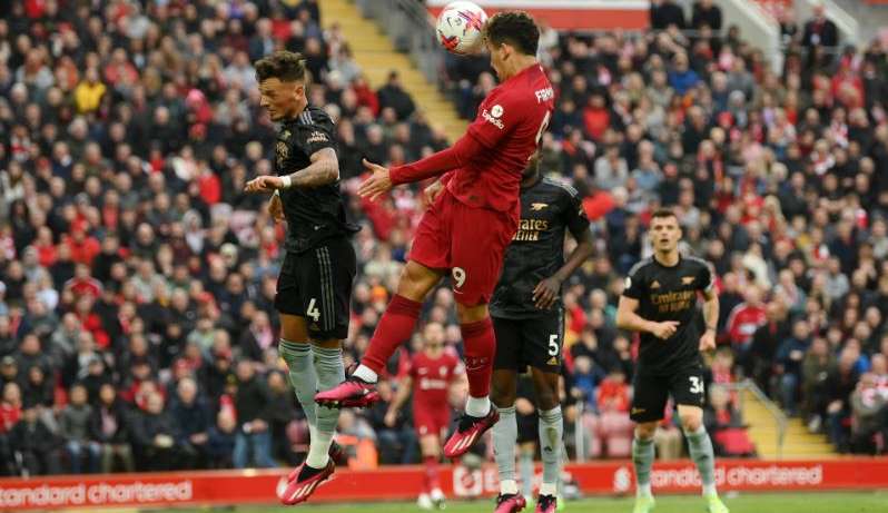 Brasileiros marcam, Liverpool empata com Arsenal e vantagem na liderança cai