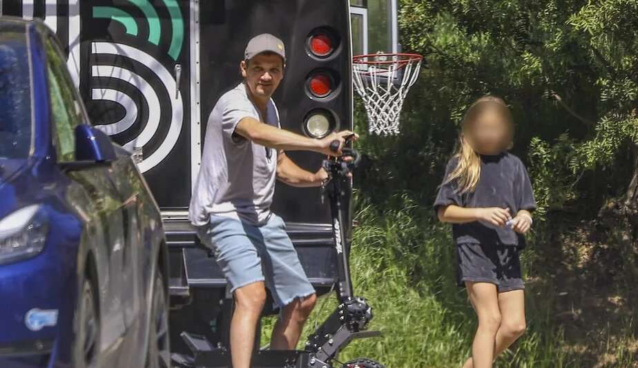Jeremy Renner é visto andando de scooter com a filha
