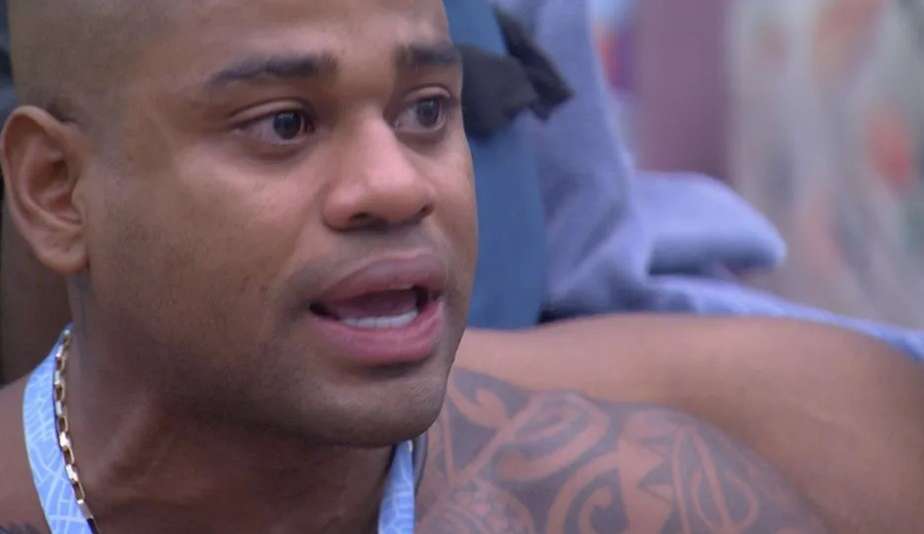 Cézar chora ao conversar com Domitila sobre discussão dos dois