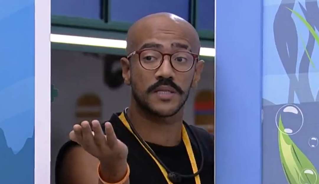 Ricardo é flagrado gravando conversa de Cezar Black e Domitila