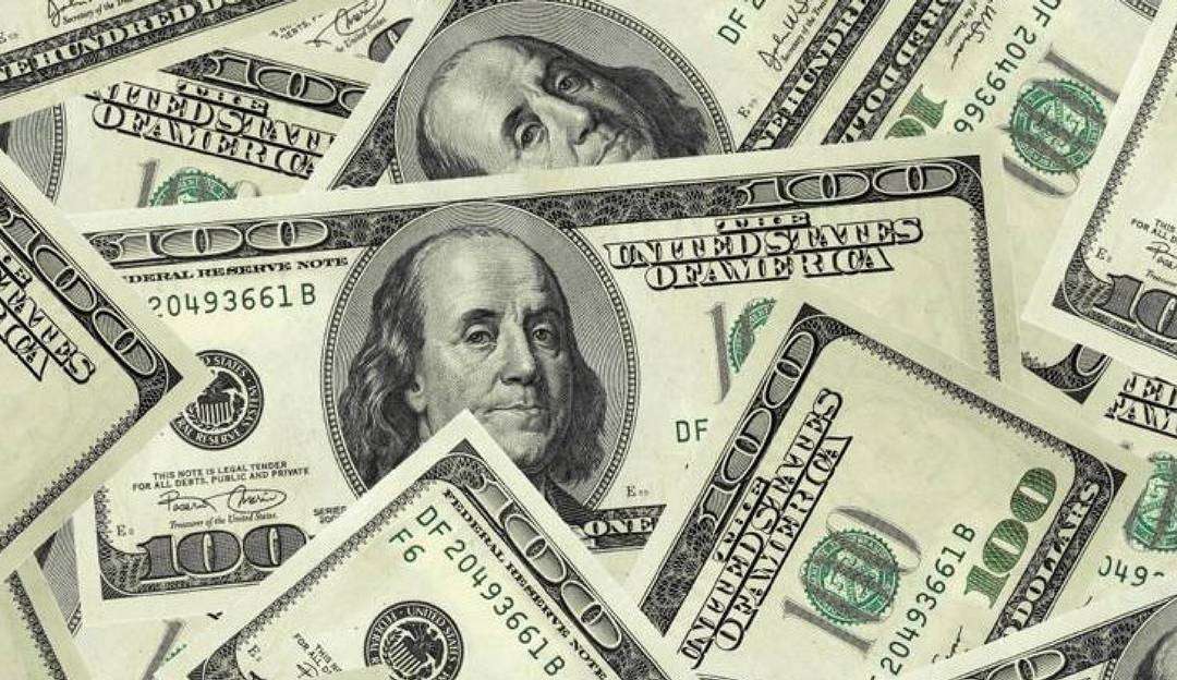 Dólar tem queda de 1% com inflação desacelerando