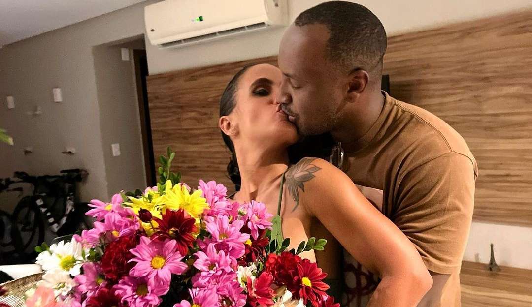 Thiaguinho faz surpresa para a esposa Carol Peixinho