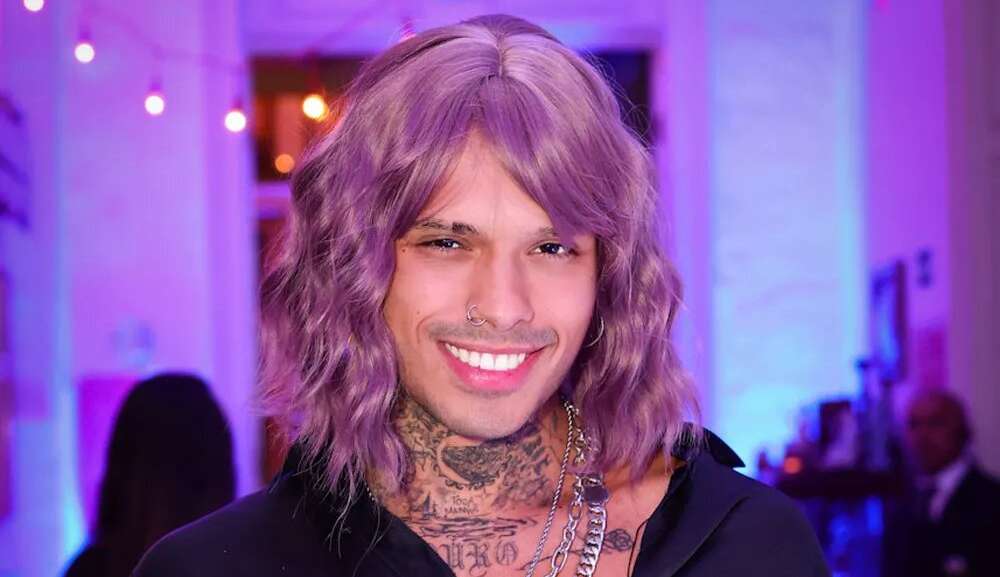 Vitão muda visual e assume estar careca