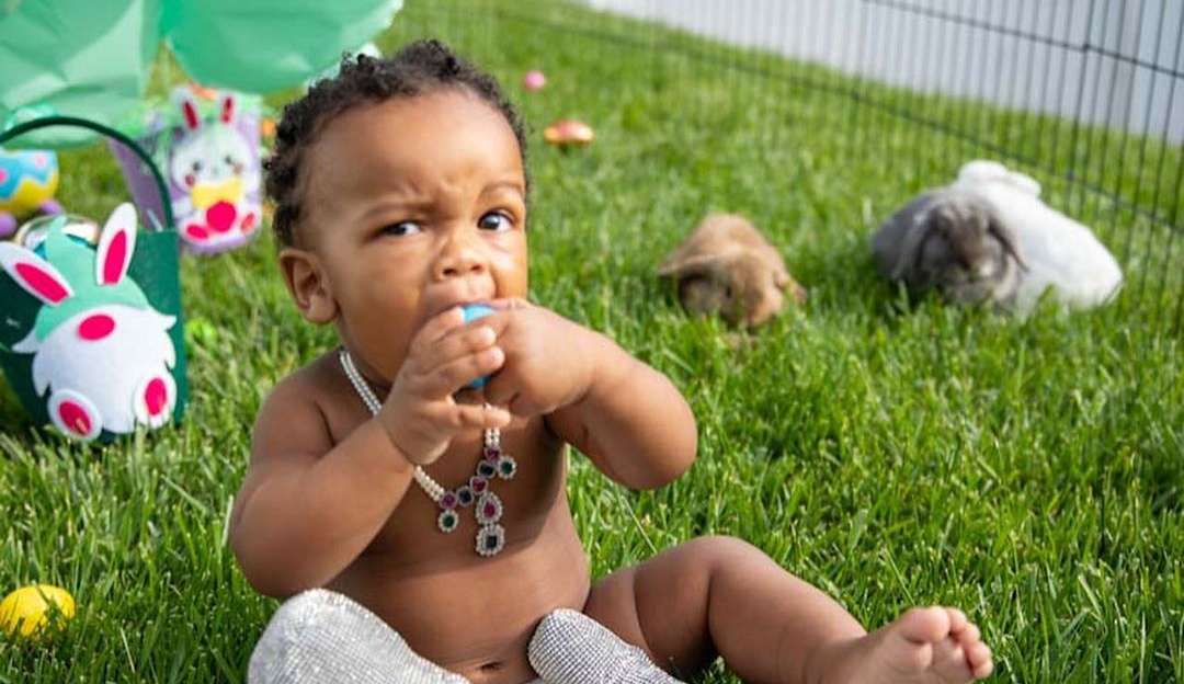 Rihanna publica foto do filho caracterizado de coelho