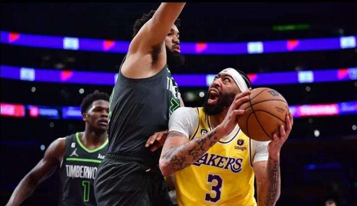 Lakers vence os Wolves de virada e se garante nos playoffs