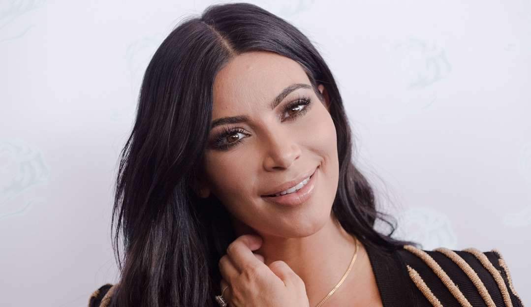 Apresentador bate carro de Kim Kardashian durante gravação pra tv
