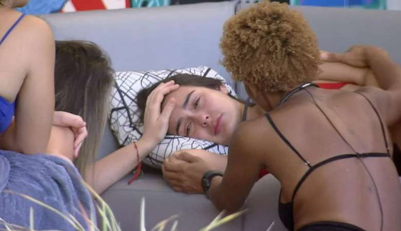 Larissa tem crise de choro e é consolada por aliadas