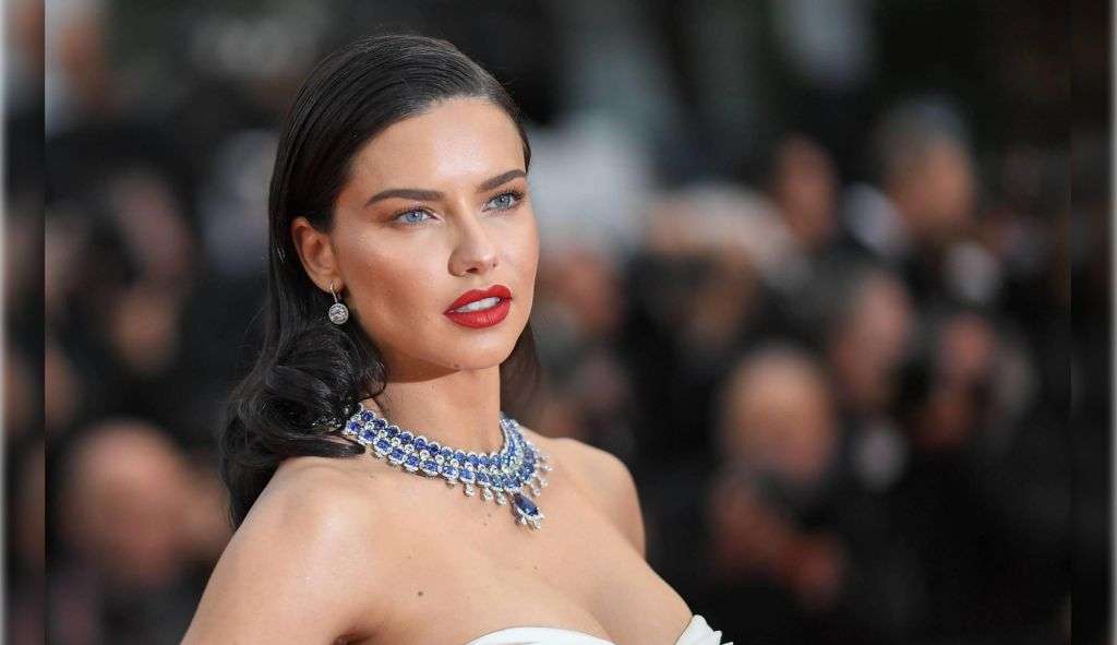 Adriana Lima fala sobre dificuldades de aceitação com seu corpo