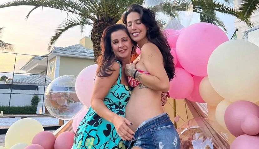 Gabi Brandt raspa cabelo da mãe que luta contra câncer