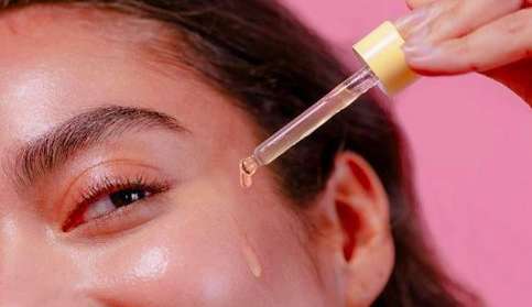 Entenda a diferença entre sérum e o hidratante e quando usar cada produto