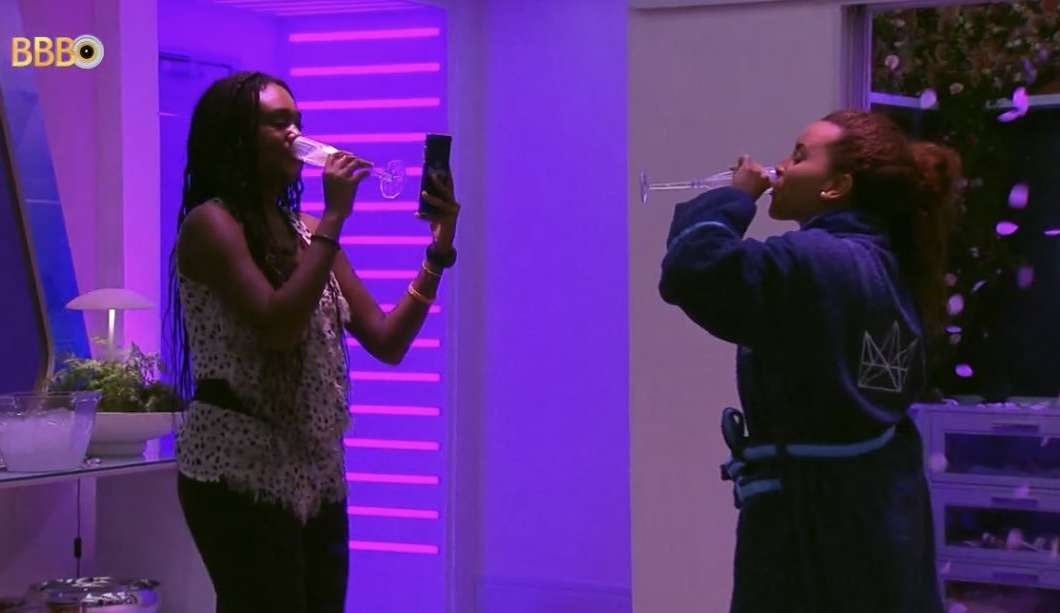 No quarto do líder Domitila e Sarah planejam próximos passos no jogo