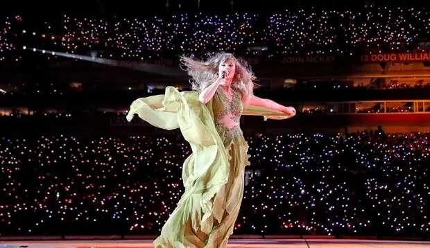 Taylor Swift volta aos palcos e solta indireta após fim de relacionamento