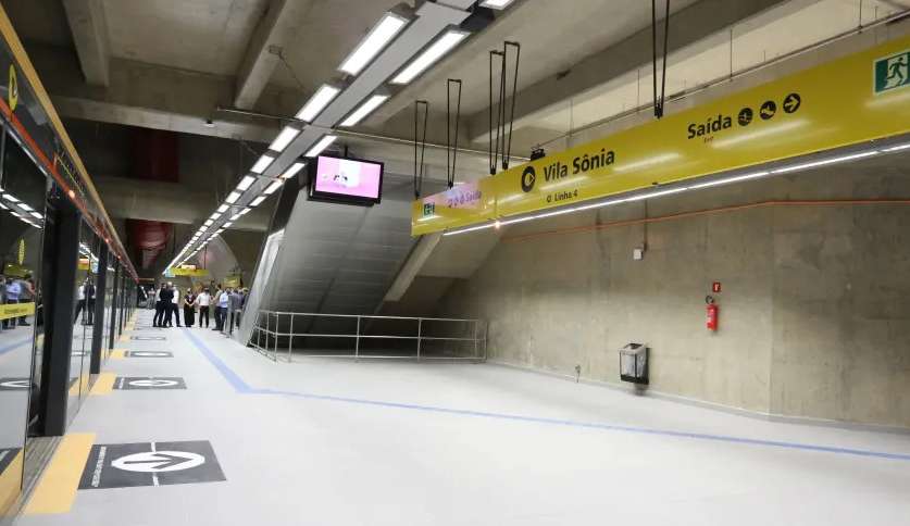 Governo de SP altera nome de estação de metrô para homenagear professora assassinada