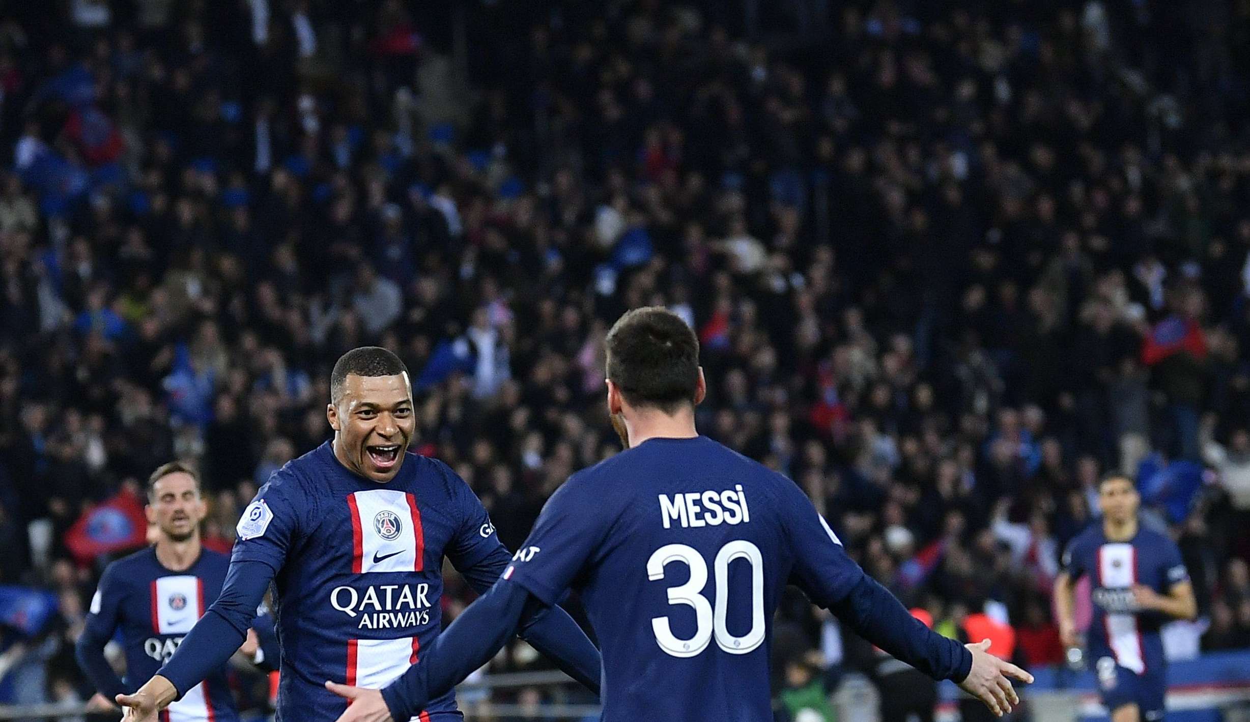 Messi e Mbappé decidem, PSG vence Lens e encaminha o título francês