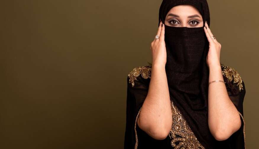 Após protestos, Irã assegura processar pessoas que incentiva mulheres a retirar hijab